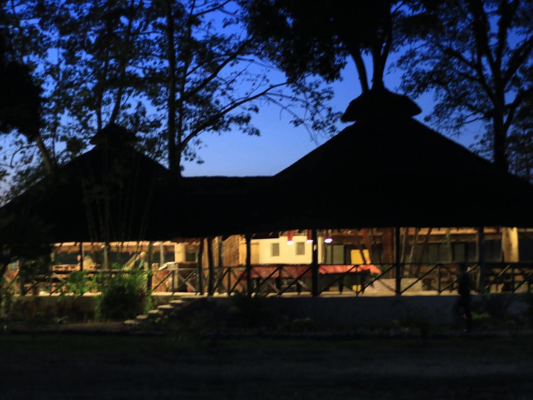 Siddhartha Wildlife Retreat Hotel Meghauli Exterior photo